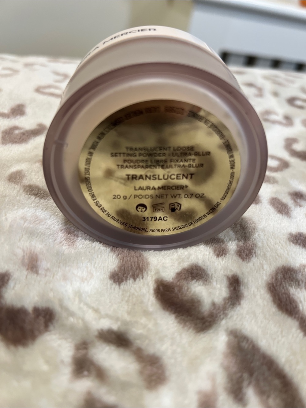 Laura Mercier Translucent Setting Powder - Picture 3 of 3